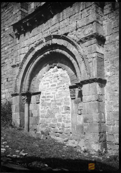 Acín (Huesca). Ermita de Nuestra Señora de Iguácel. Puerta primitiva. José Galiay Sarañana